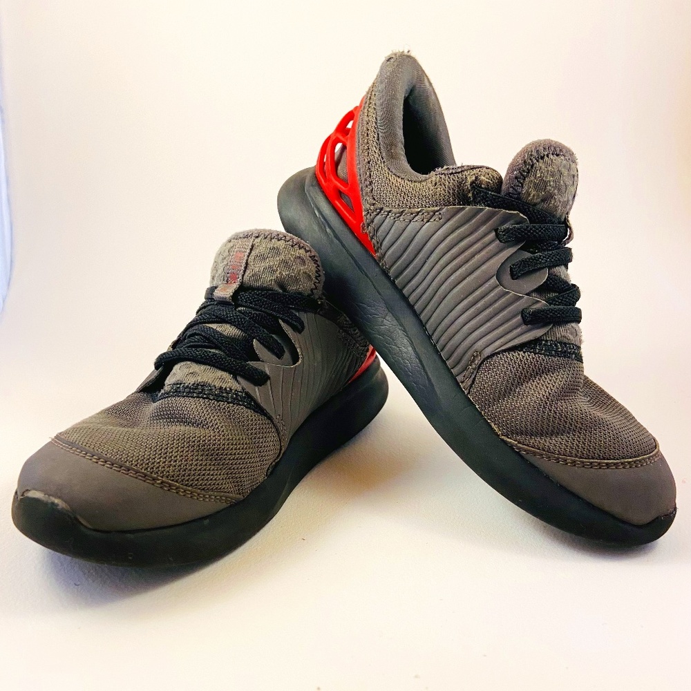 Kids Kizik Anaheim Sneakers in Floor is Lava size 13